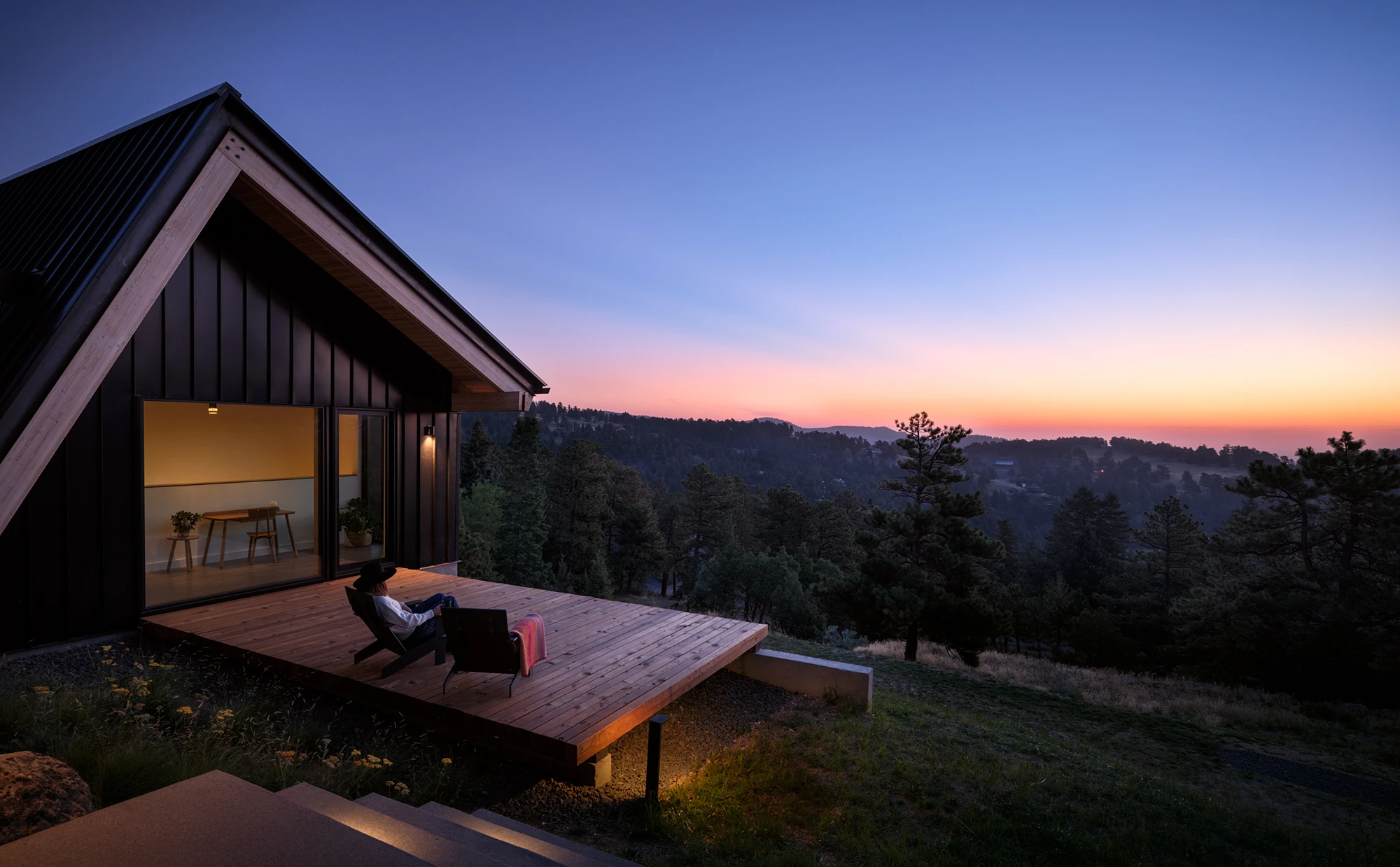 Horizon Studio: A modern, creative space for artists and designers to collaborate and bring their visions to life.